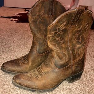 Ariat cowgirl boots. Kids.